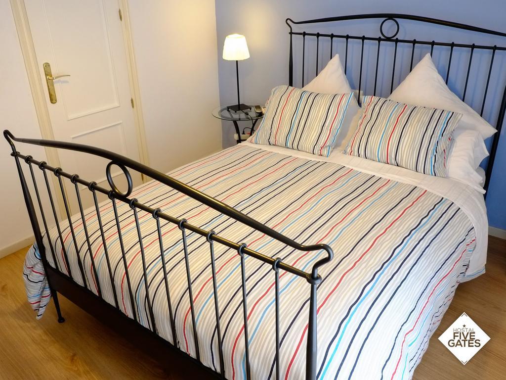 Hostal Five Gates Осуна Экстерьер фото